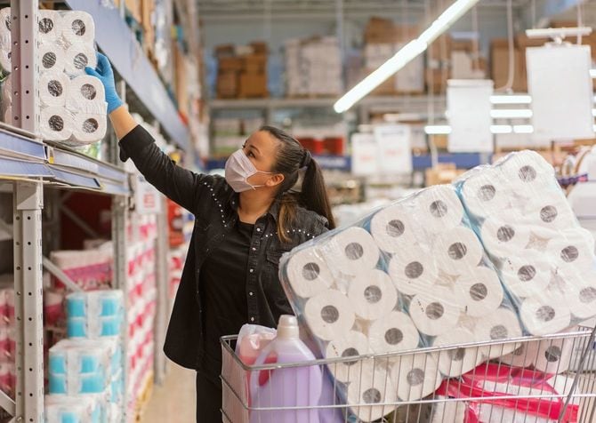 スーパーマーケットで買い物をする保護マスクを身に着けている成熟した女性の肖像画