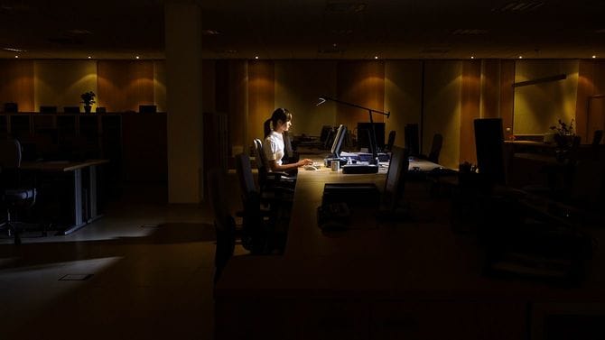 オフィスで残業する人のイメージ