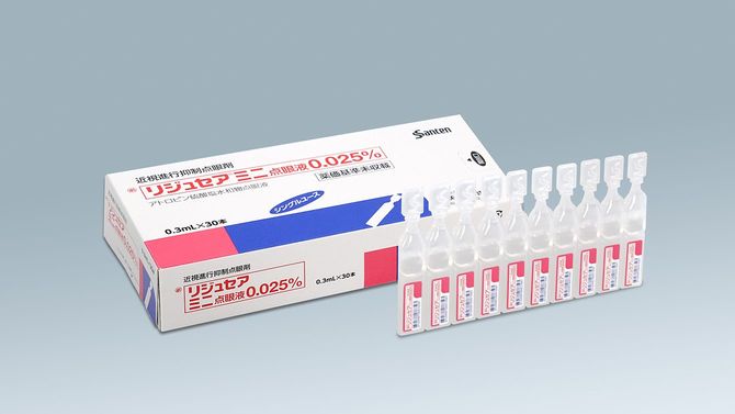 日本で初めての近視の進行抑制を目的とした点眼剤「リジュセア®ミニ点眼液0.025%」(有効成分:アトロピン硫酸塩水和物)。