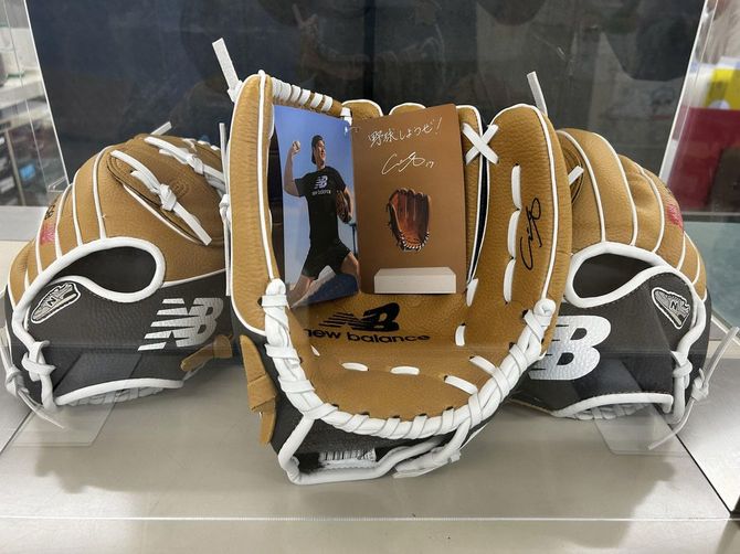 大谷翔平が配ったニューバランス社製グローブ