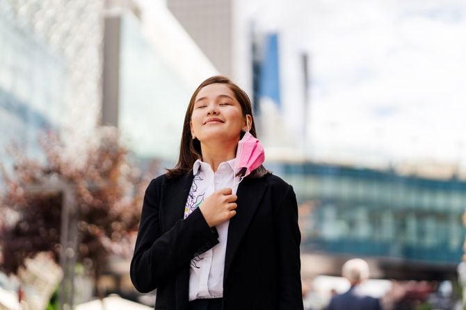 マスクを外す女性