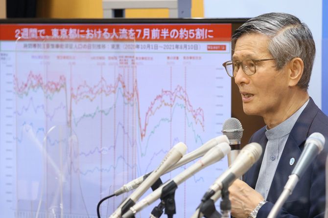 記者会見する政府の新型コロナウイルス感染症対策分科会の尾身茂会長＝2021年8月12日、東京・永田町