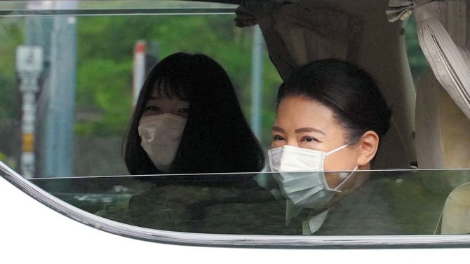 改修工事中の新御所（旧吹上仙洞御所）を視察するため、皇居に入られる皇后さまと長女愛子さま＝2021年4月13日午後、皇居・半蔵門［代表撮影］