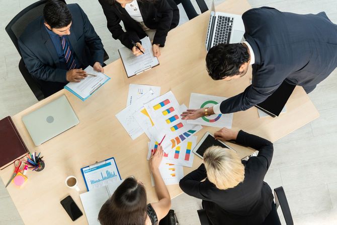 ビジネスミーティング中のチームを真上から撮影