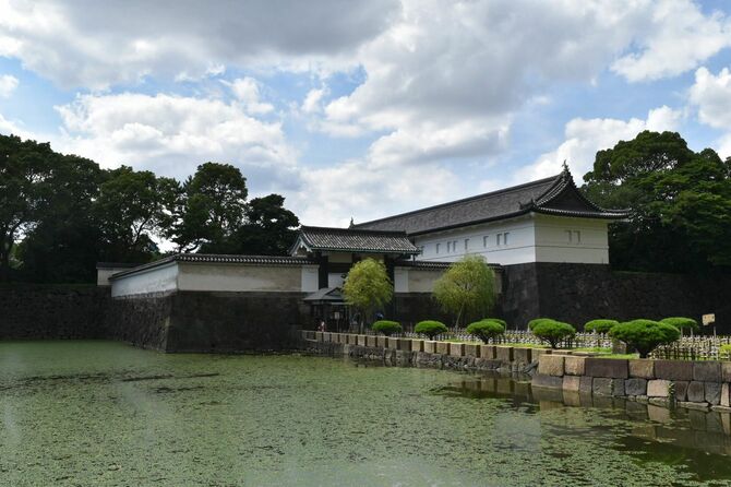 江戸城の正門だった大手門(右)、左の小さい門は高麗門
