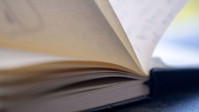 風でめくれる本