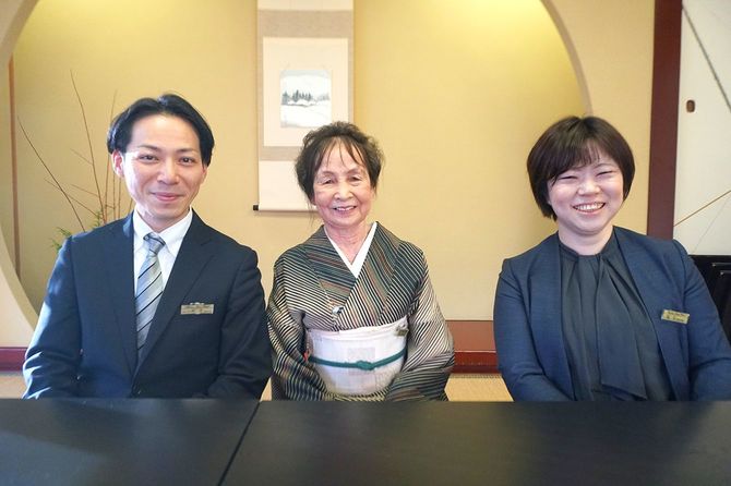 左から四季・現マネージャー岩木さん、本田さん、現マーティング稲垣さん（元四季勤務）。2人とも家族のような口調で本田さんと話していた