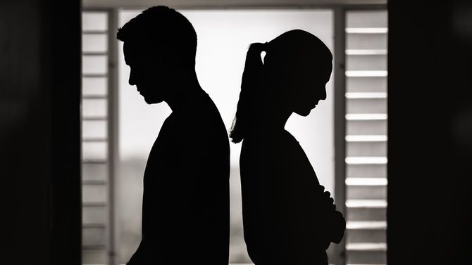 喧嘩の後にお互いを無視するカップル