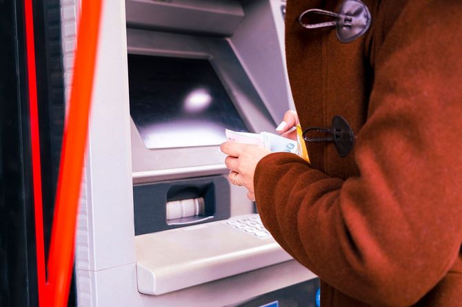 ATMを利用する人