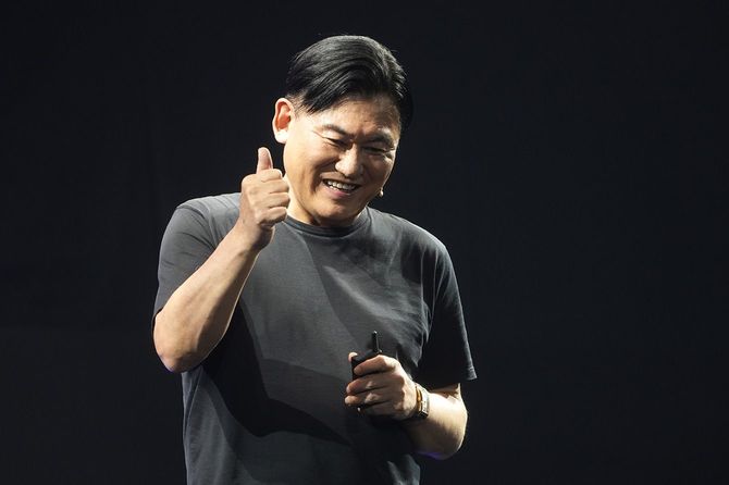 4年ぶりに会場で開催された「Rakuten Optimism2023」で基調講演をする楽天グループの三木谷浩史会長兼社長。「チャットGPT」を開発した米オープンAIと協業することを明らかにした(神奈川県横浜市のパシフィコ横浜)=2023年8月2日