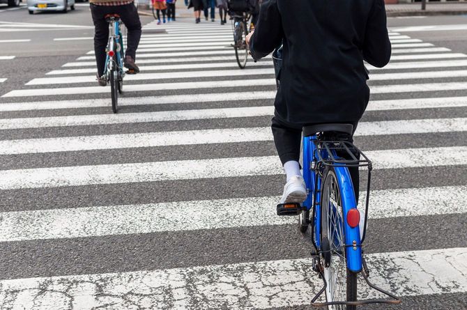 横断歩道を渡る自転車