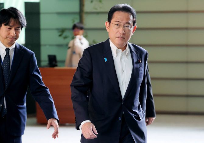 首相官邸に入る岸田文雄首相＝2023年6月5日午前、東京・永田町