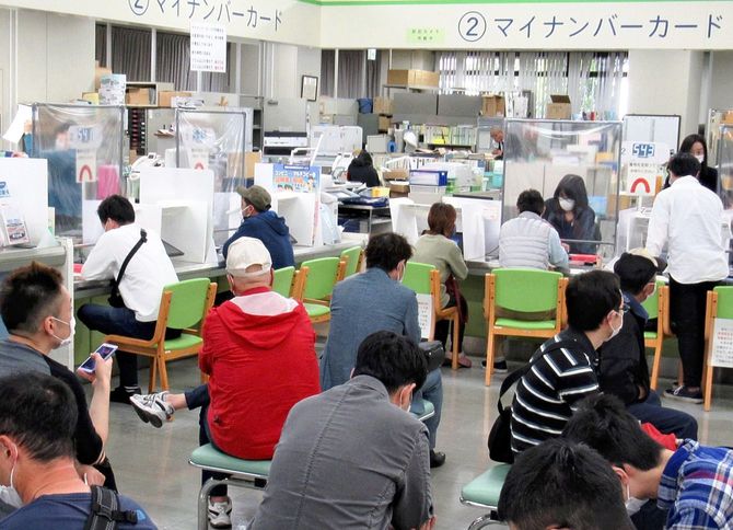 連休明けから都市部などを中心に混雑した、自治体の窓口。姫路市役所で=2020年5月7日