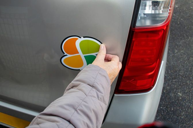 車に高齢者マークをつける人