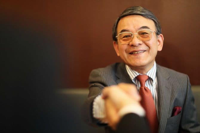 契約成立で握手するビジネスマン