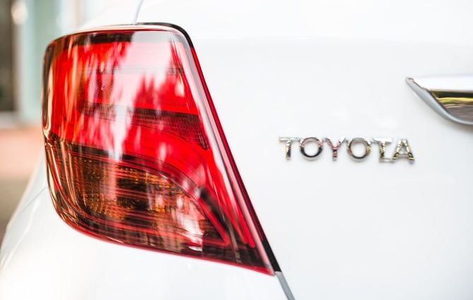 トヨタ・ヤリスの後部にあるテールライトとトヨタの記章のクローズアップ
