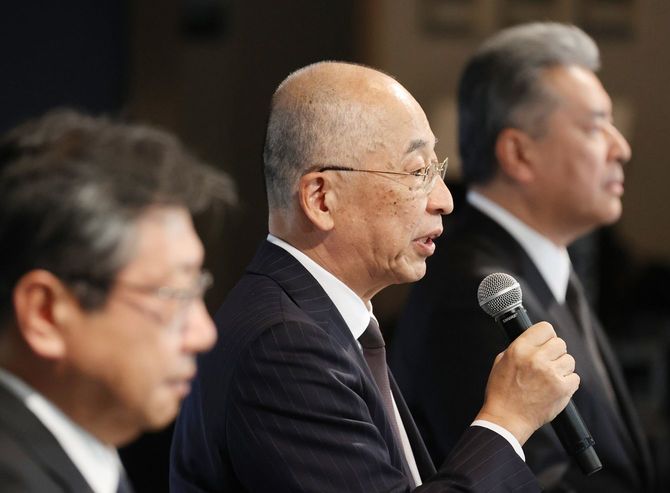 ダイハツ工業の試験認証不正に関して会見する奥平総一郎社長（中央）
