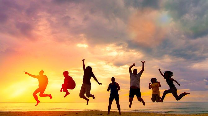 浜辺でやたらと楽しそうな家族