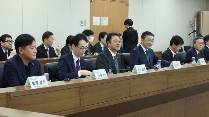 通信政策特別委員会に臨む楽天モバイルの三木谷浩史会長(前列左端)、ソフトバンクの宮川潤一社長(同左から3人目)、KDDIの高橋誠社長(同4人目)、NTTの島田明社長(右端)=撮影日:2023年12月13日、東京・霞が関