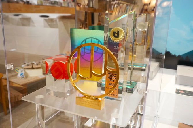 これまでに受賞したトロフィーの数々。右手前がMakuake Award 2023 GOLD賞