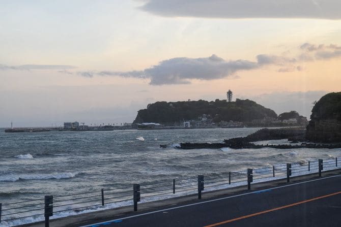 海沿いを走る江ノ電。腰越駅の手前で江の島が見える