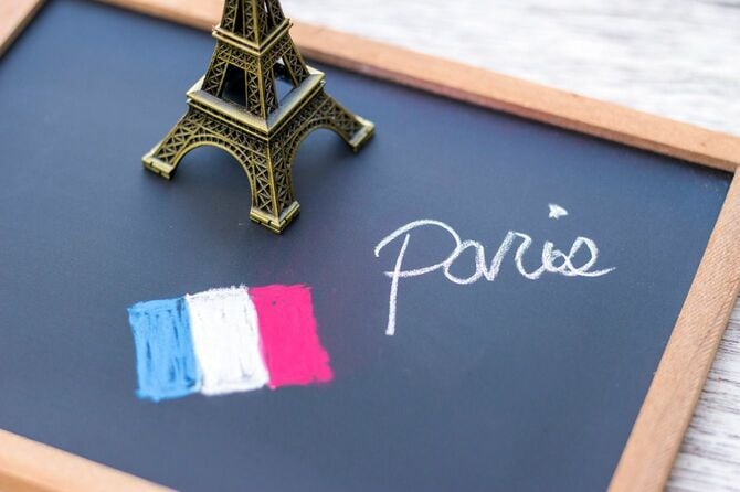 黒板に「パリ」という単語とフランス国旗