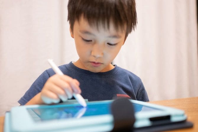 勉強する子供