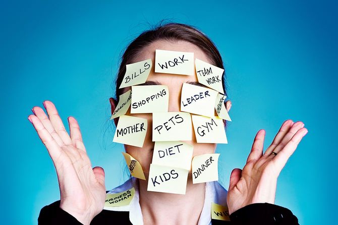 完全に隠れた通知の義務、女性がマルチタスク