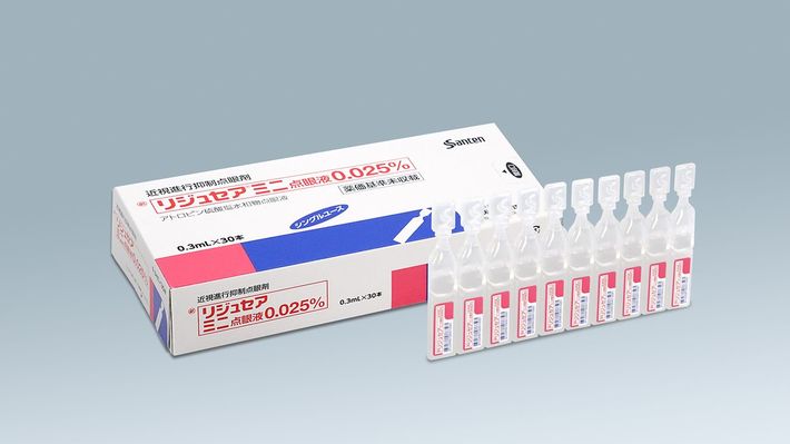 日本で初めての近視の進行抑制を目的とした点眼剤「リジュセア®ミニ点眼液0.025%」（有効成分：アトロピン硫酸塩水和物）。