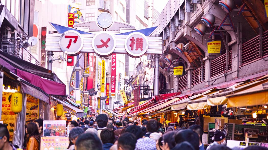 アヒルの首にザリガニ､日本人に馴染みのない食材がズラリ…世代交代の｢アメ横｣で起きている｢中国化｣の波 正月用の食材が並ぶ｢年末の風物詩｣が風前の灯火