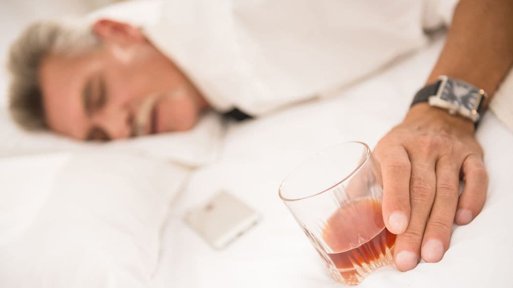 酒に頼ってコテッと眠るのは睡眠とはいえない…8時間睡眠でも"疲労感"がとれない人が大抵している悪習慣 22時から朝まで連続して寝ても回復しない