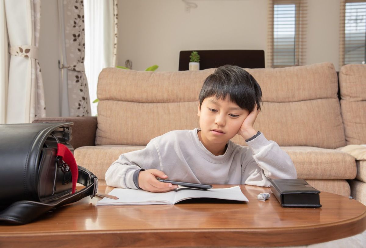 勉強する気がない小学生の男の子