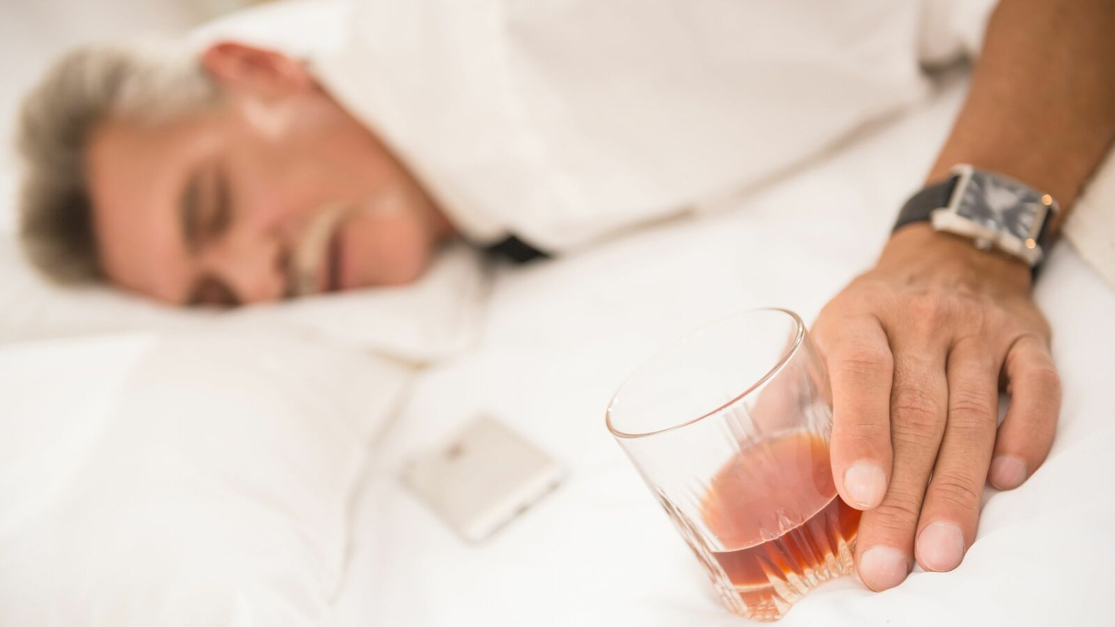 酒に頼ってコテッと眠るのは睡眠とはいえない…8時間睡眠でも"疲労感"がとれない人が大抵している悪習慣 22時から朝まで連続して寝ても回復しない