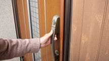 実家の｢ゴミ屋敷化のサイン｣は玄関を開けた瞬間に表れる…帰省で必ず確認すべき｢老いた親｣の危険な兆候