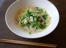 あさりと豆苗のスープ・スパゲッティ