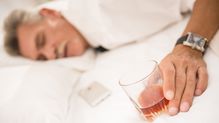 酒に頼ってコテッと眠るのは睡眠とはいえない…8時間睡眠でも