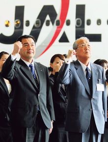 2010年78歳のときに、日本航空の会長に就任。約2兆3000億円の負債を抱え事実上倒産状態だったJALは、わずか2年8カ月で再上場を果たす。