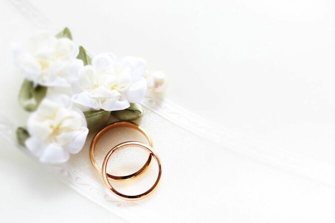 結婚指輪と人工花