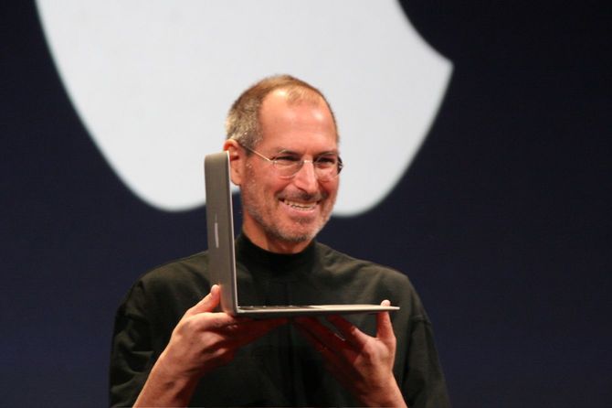 2008年1月15日、基調講演を行った米Appleのスティーブ・ジョブズCEO。手にはMacBook Air。