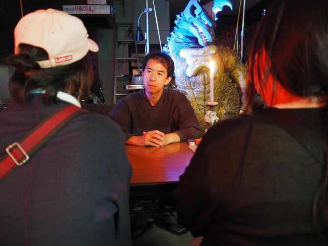 取材当日に女性2人組が訪れ、宇津呂さんは怪談話を買い取った。