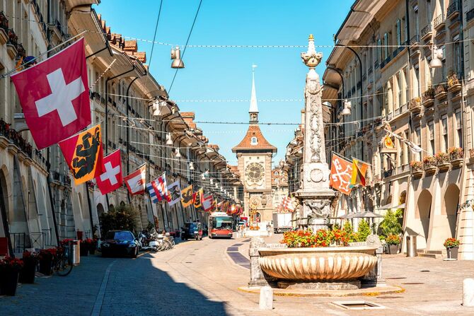 スイス・ベルン市旧市街の噴水と時計塔のあるクラムガッセの街並み