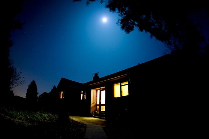 月あかりに照らされた平屋の住宅