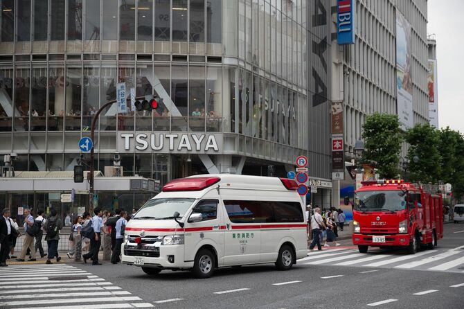 渋谷のスクランブル交差点を通過する緊急車両