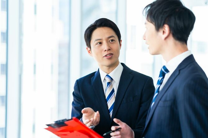 歩きながら打ち合わせをするビジネスマン