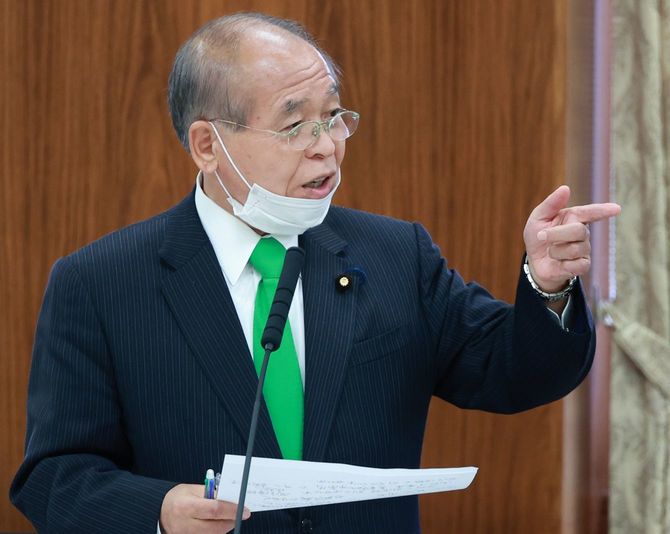 参院法務委員会で質問する日本維新の会の鈴木宗男氏=2022年10月27日、国会内