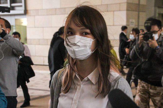 違法集会の容疑で法廷する周庭氏