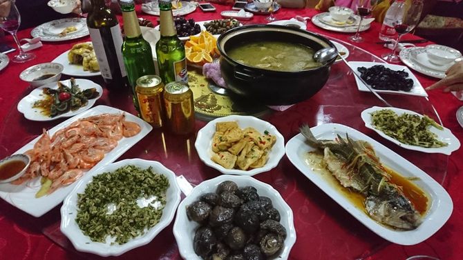 杭州市のレストランの様子。多いときは、まだ残っている皿の上に新たな料理がのった皿が置かれることも