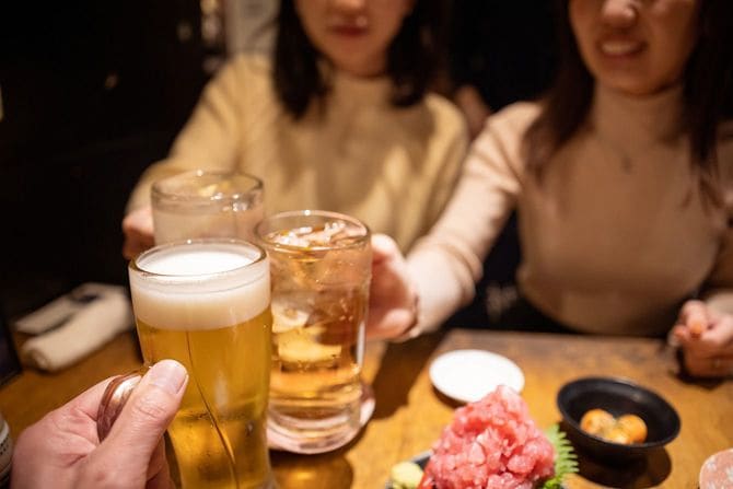 仕事の飲み会で乾杯をする人たち