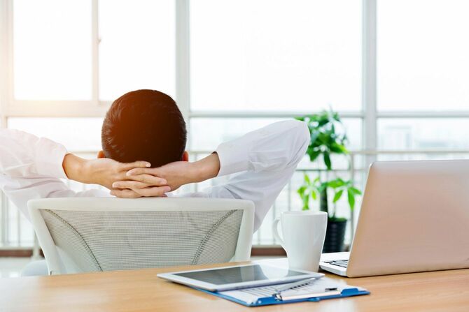 オフィスで椅子にもたれて休憩するビジネスマン