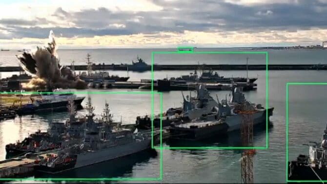 ロシアのノヴォロシースクでキロ級潜水艦が攻撃された瞬間(2025年12月)